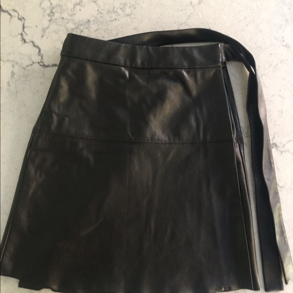 Aritzia skirt in black. Size xxs - Picture 3 of 4
